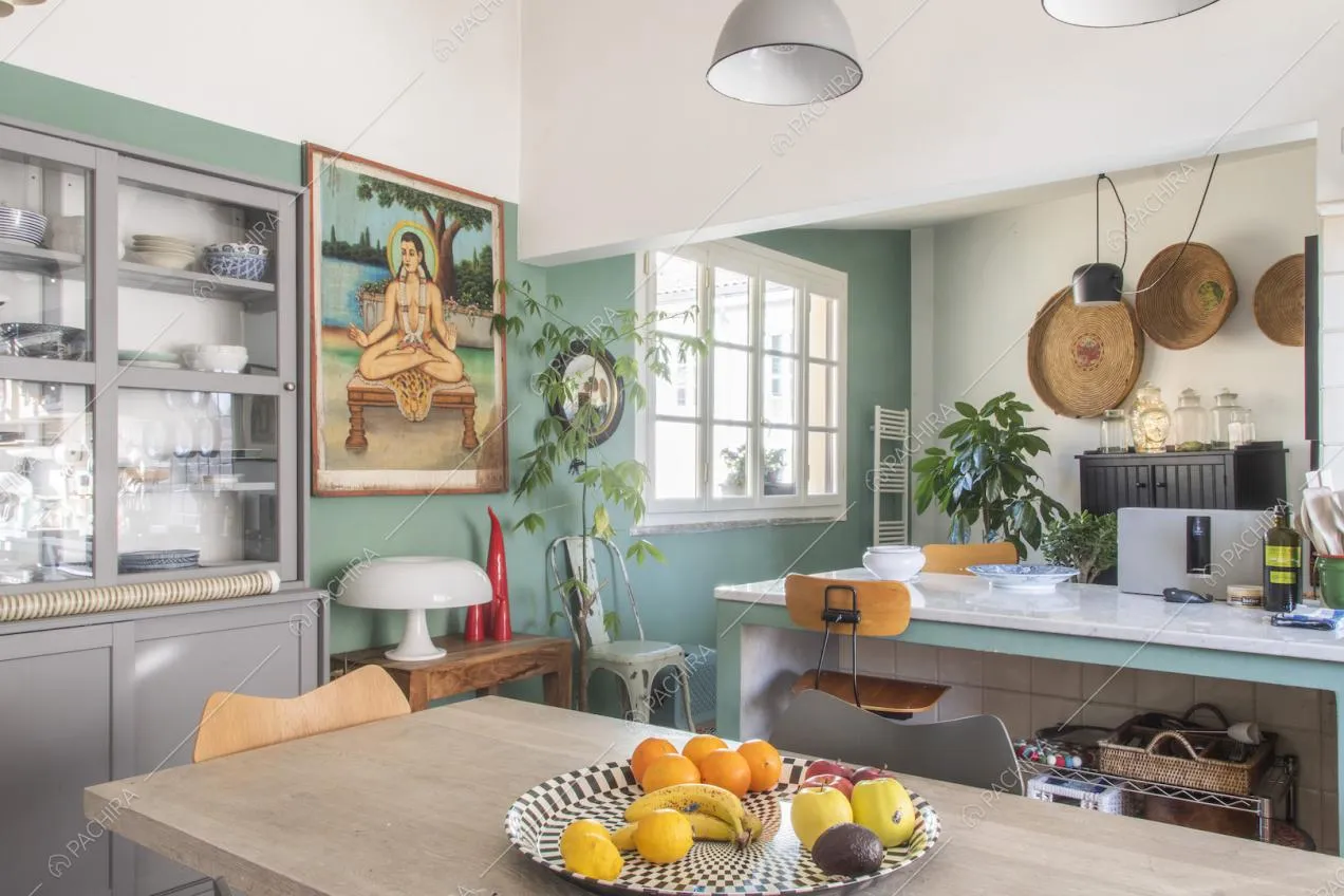 Quadro con soggetto indiano e tavolino in legno con lampada di design