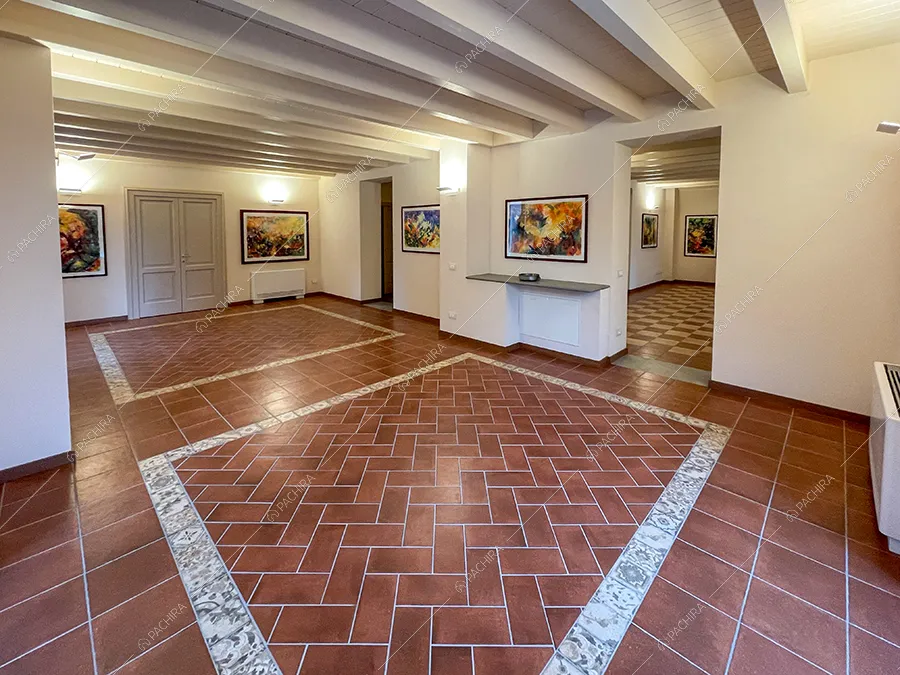 Atrio della villa Parnaso, location in stile classico a Lecco