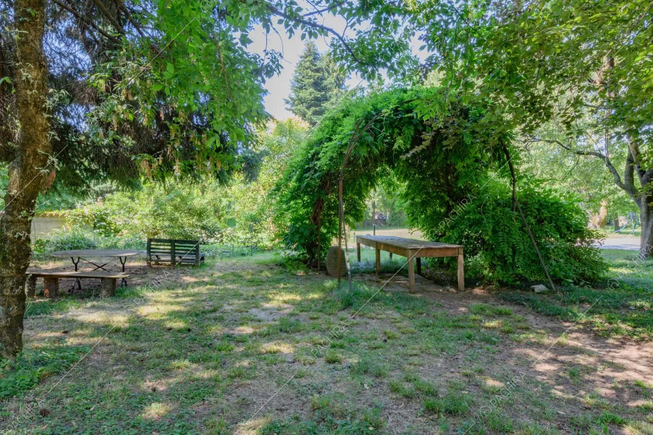 Giardino della location, tavoli e panchine