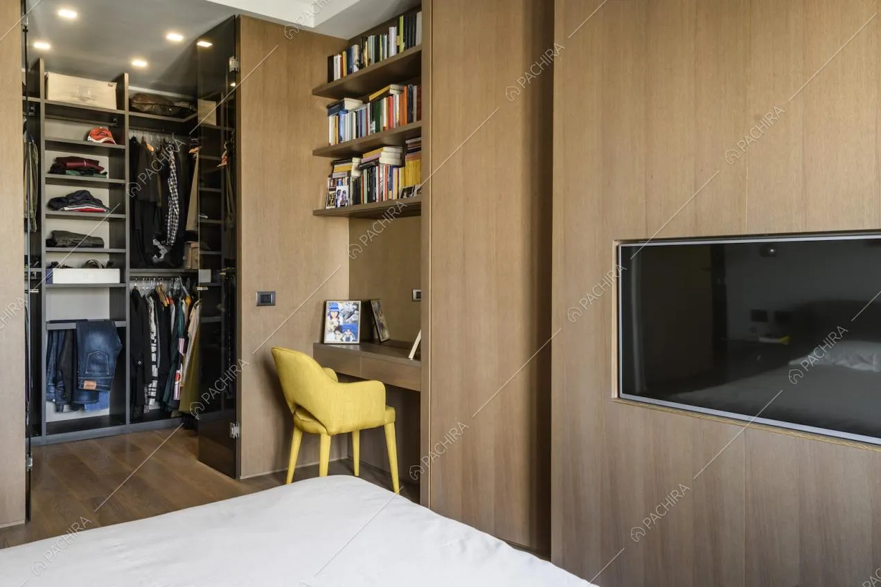 Angolo della camera da letto con televisore