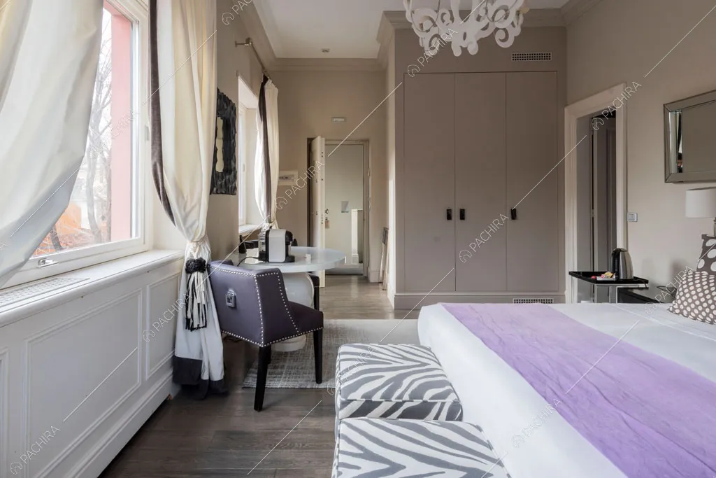 Camera da letto della villa Espero, location in stile contemporaneo a Roma