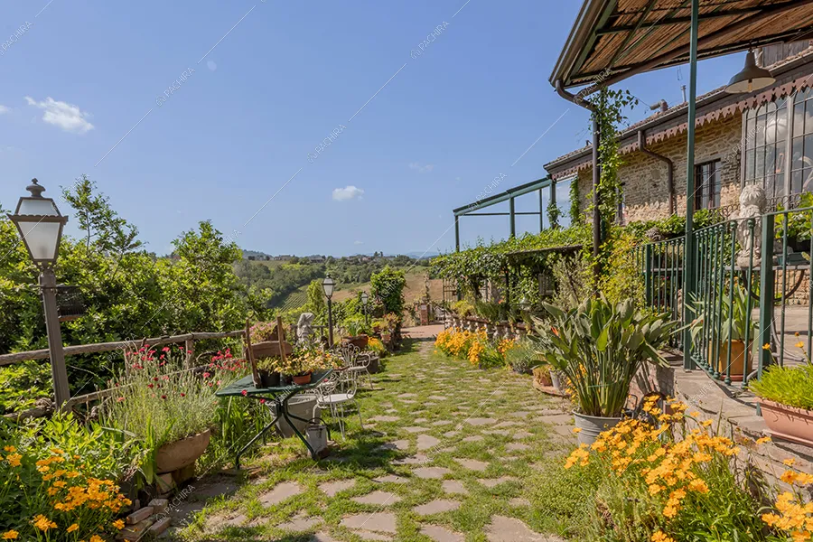 Giardino dell'agriturismo Mistral, location in stile rustico a Pavia