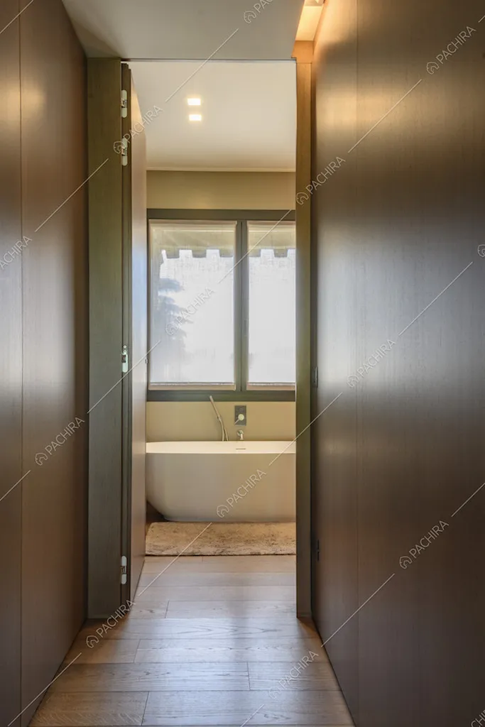 Vasca all'interno del bagno in fondo al corridoio