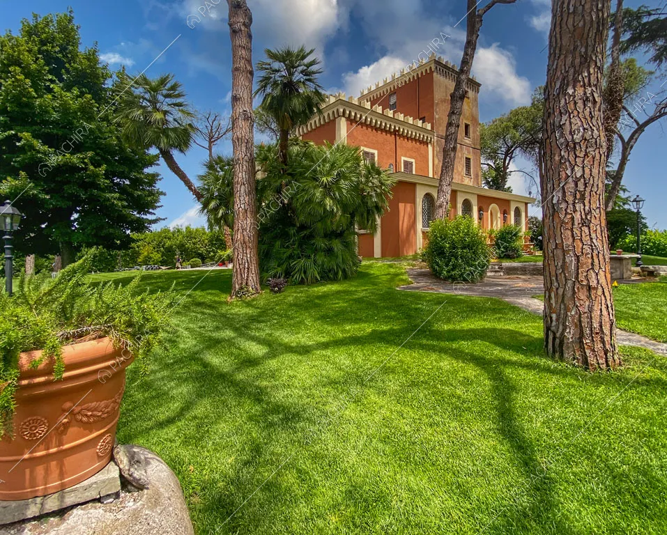 Dal parco vista sugli esterni della location con torre