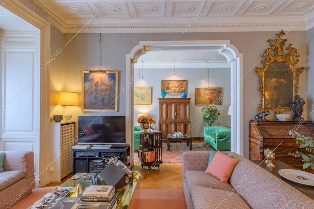 Boiserie sul soffitto del salotto dell'appartamento Agazzino, location in stile classico a Milano