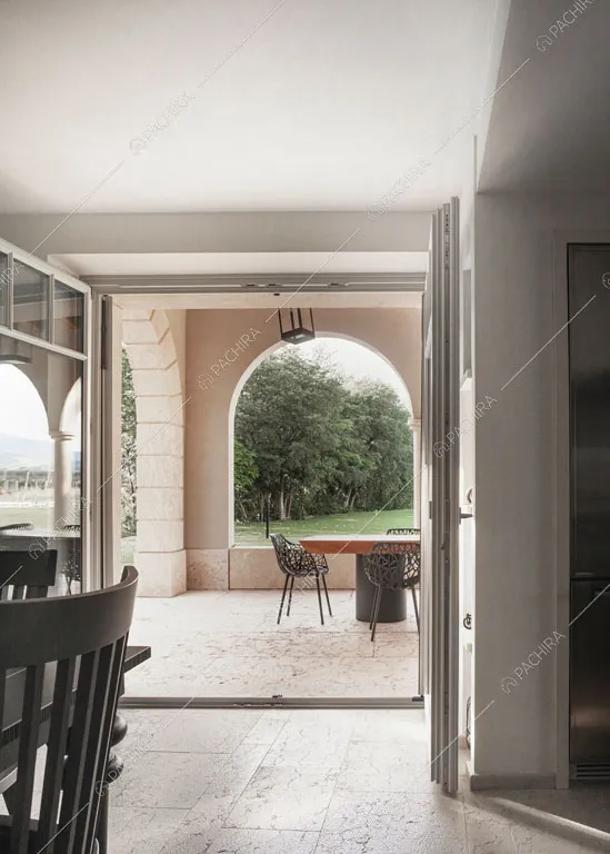 Luminosa cucina della villa Ghibli, location in stile contemporaneo a Verona