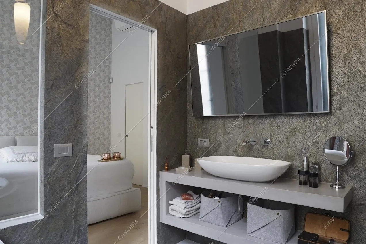 Lavandino in stile moderno e grande specchio