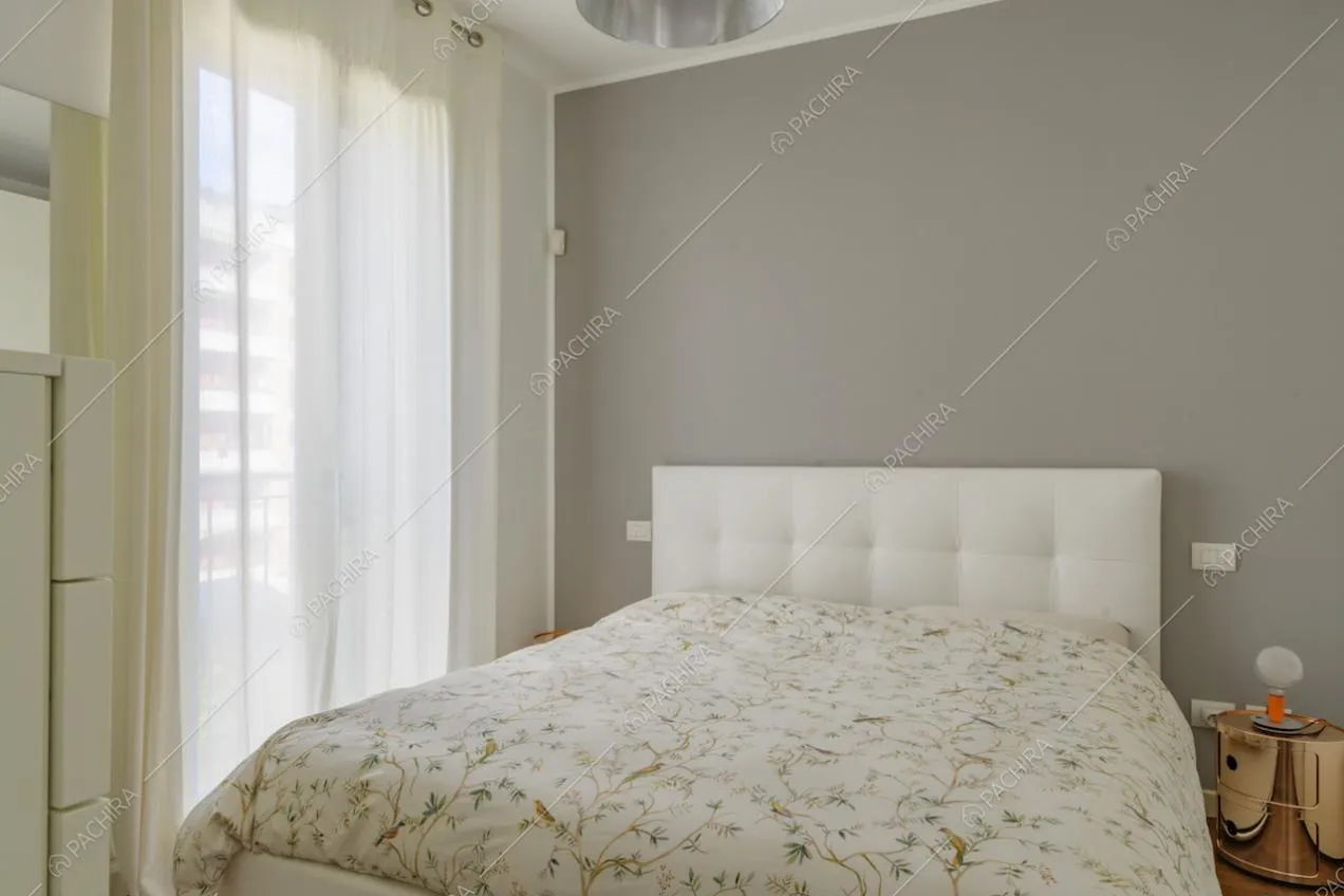 Camera da letto matrimoniale con pareti grigie e bianche