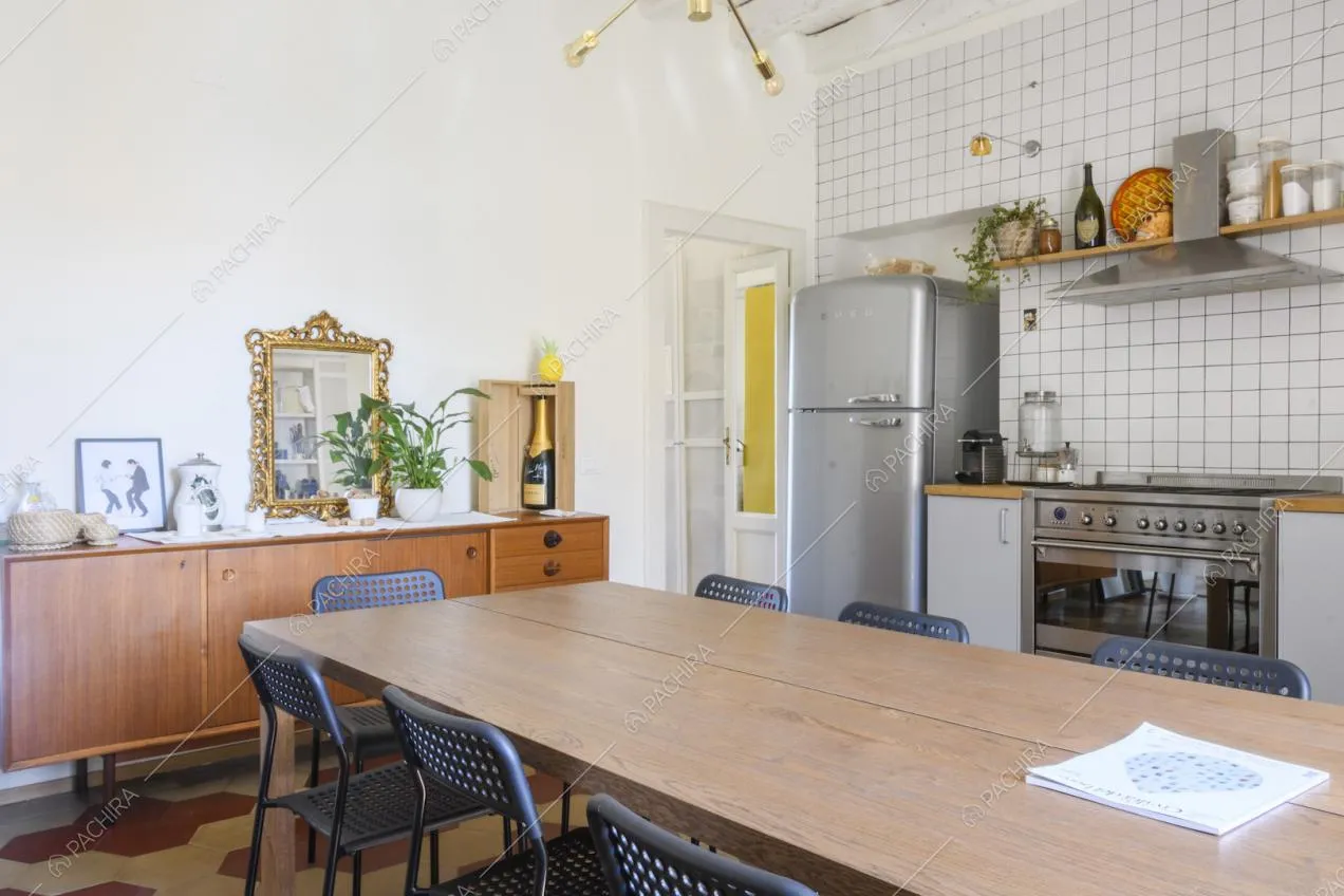 Tavolo da pranzo in legno al centro della cucina 