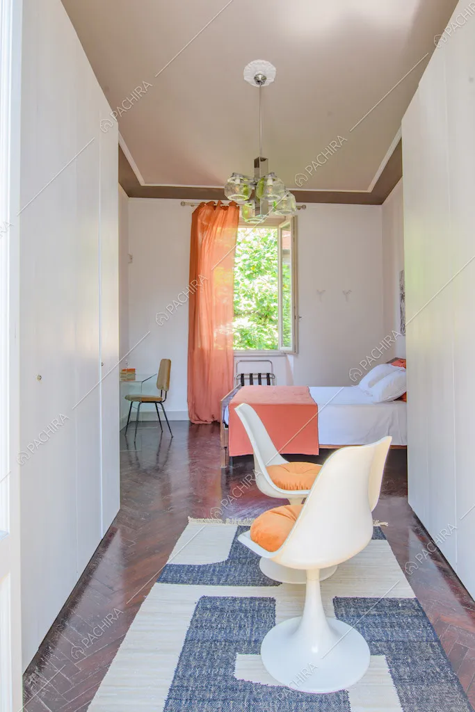 Camera da letto matrimoniale con pavimento in parquet a spina di pesce