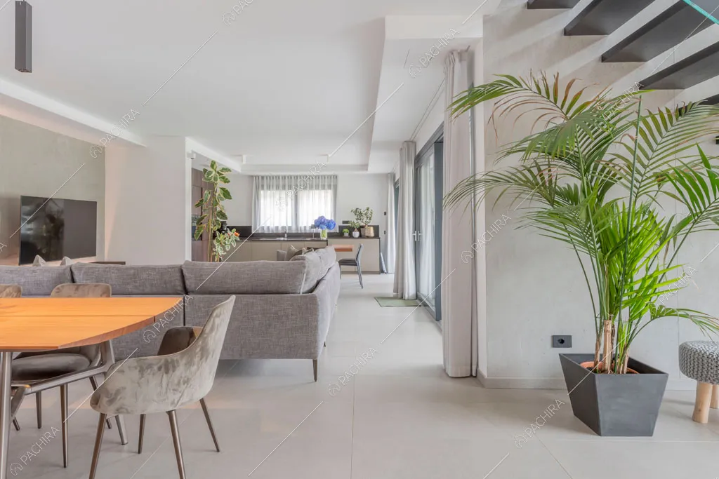 Spaziosa zona living della villa Diosma, location in stile moderno a Milano
