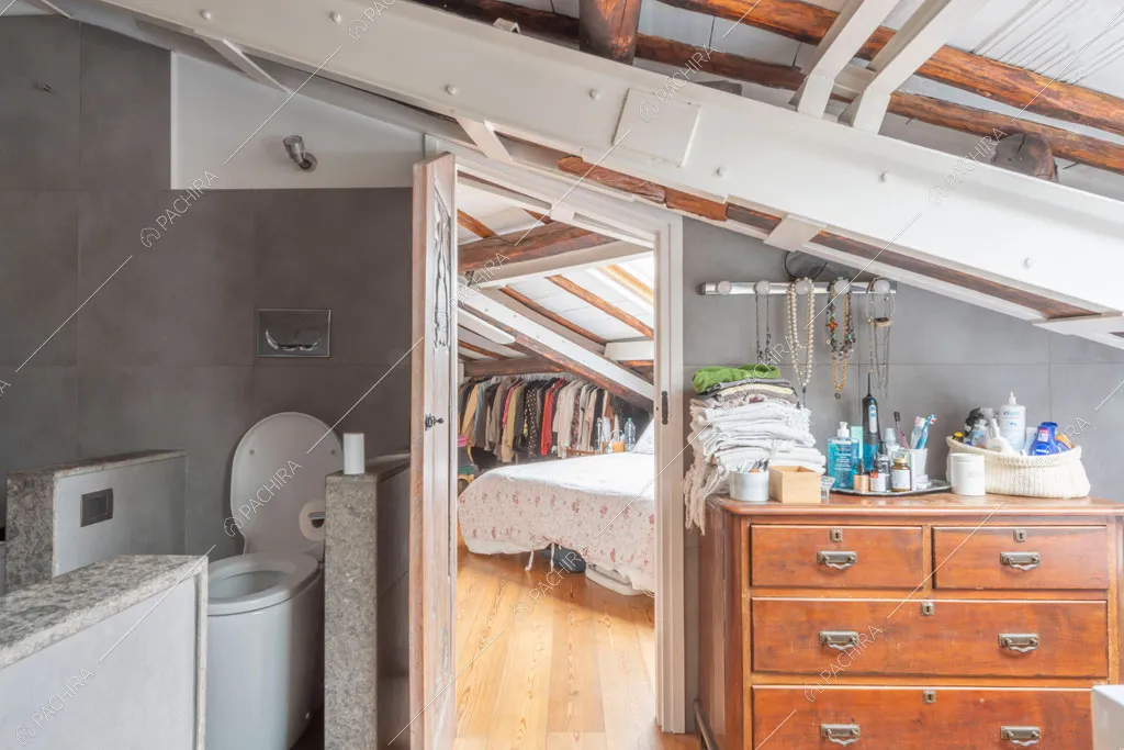 Vista sulla camera da letto dell'appartamento Uru, location in stile moderno a Roma