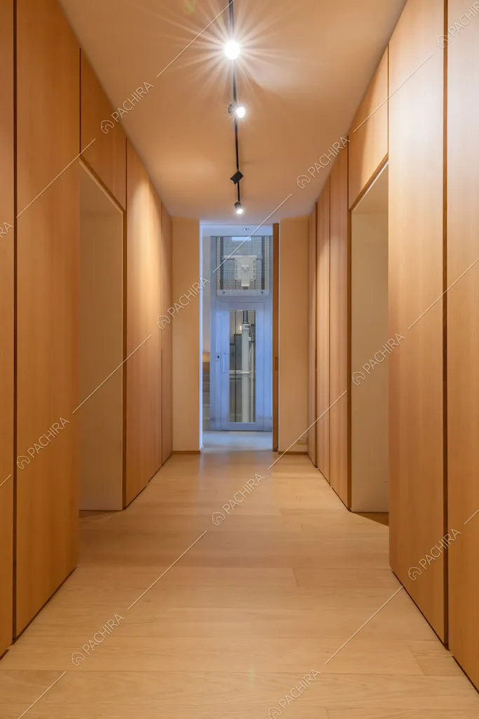 Pareti in legno e pavimento in parquet nel grande corridoio