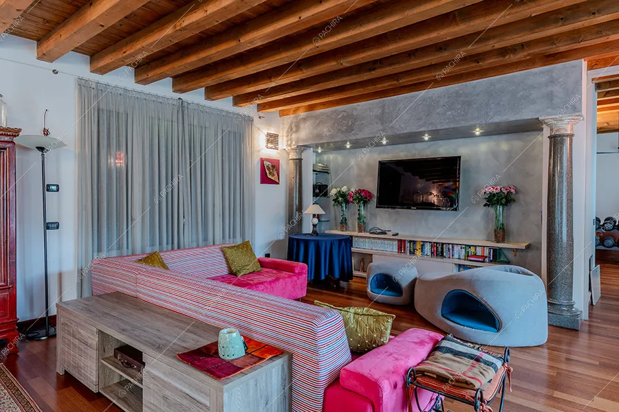 Salotto della villa Quito, location in stile classico a Lecco