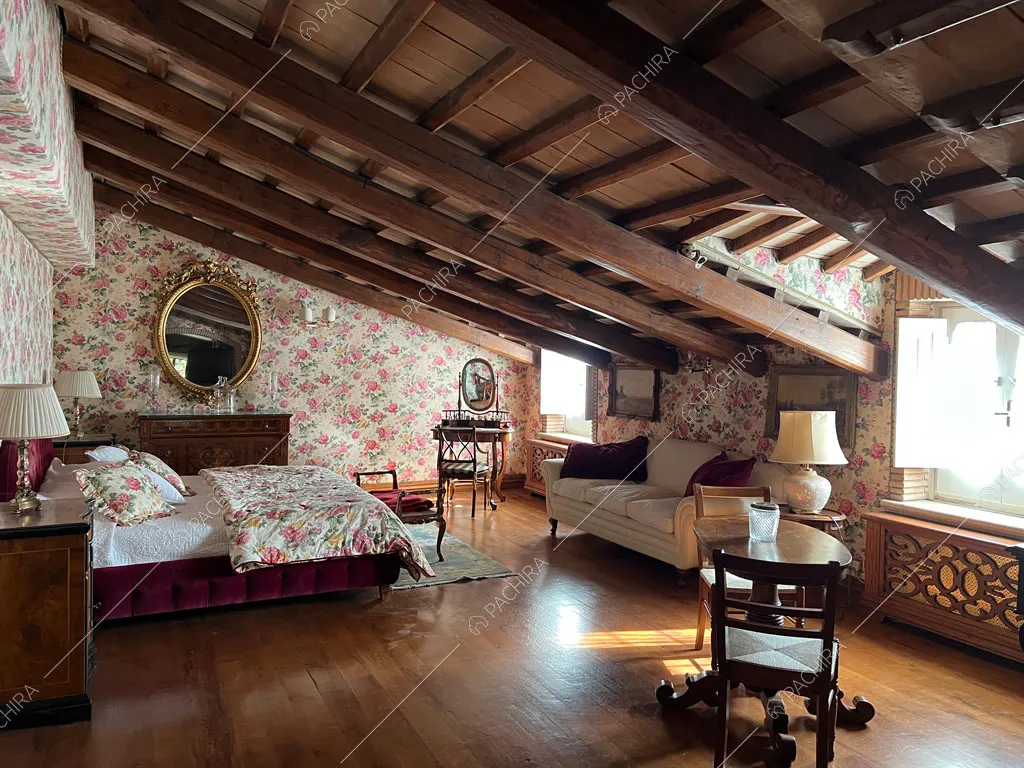 Camera da letto della dimora storica Citera, location in stile classico a Roma