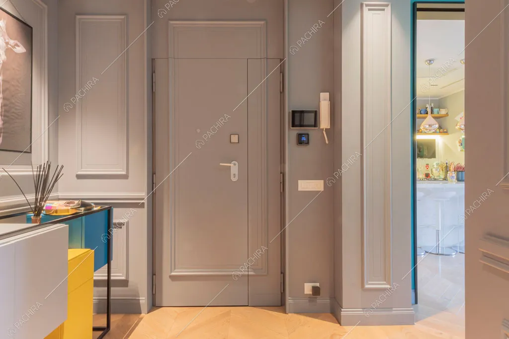 Pareti grigie con boiserie nell'ingresso dell'appartamento Molucche, location in stile contemporaneo a Roma