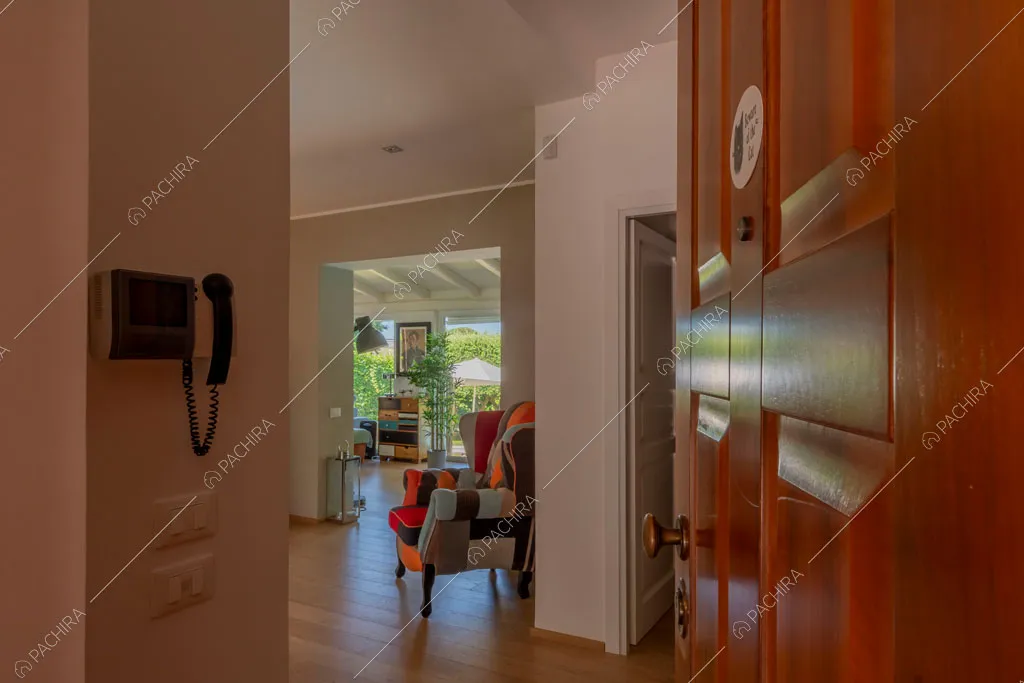 Ingresso della villa Cassava, location in stile contemporaneo a Roma