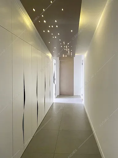 Corridoio dell'appartamento Carnelian, location in stile contemporaneo a Caserta