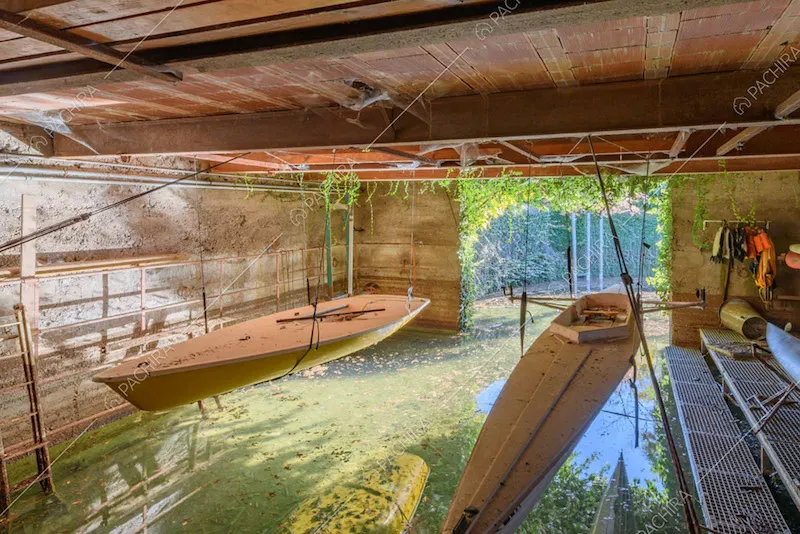 Darsena con soffitto in legno e barche