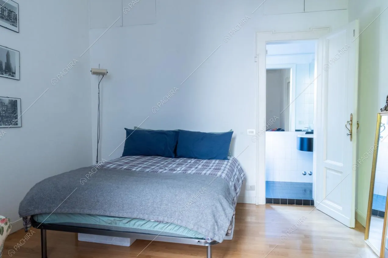 Camera da letto matrimoniale con pavimento in parquet e bagno privato