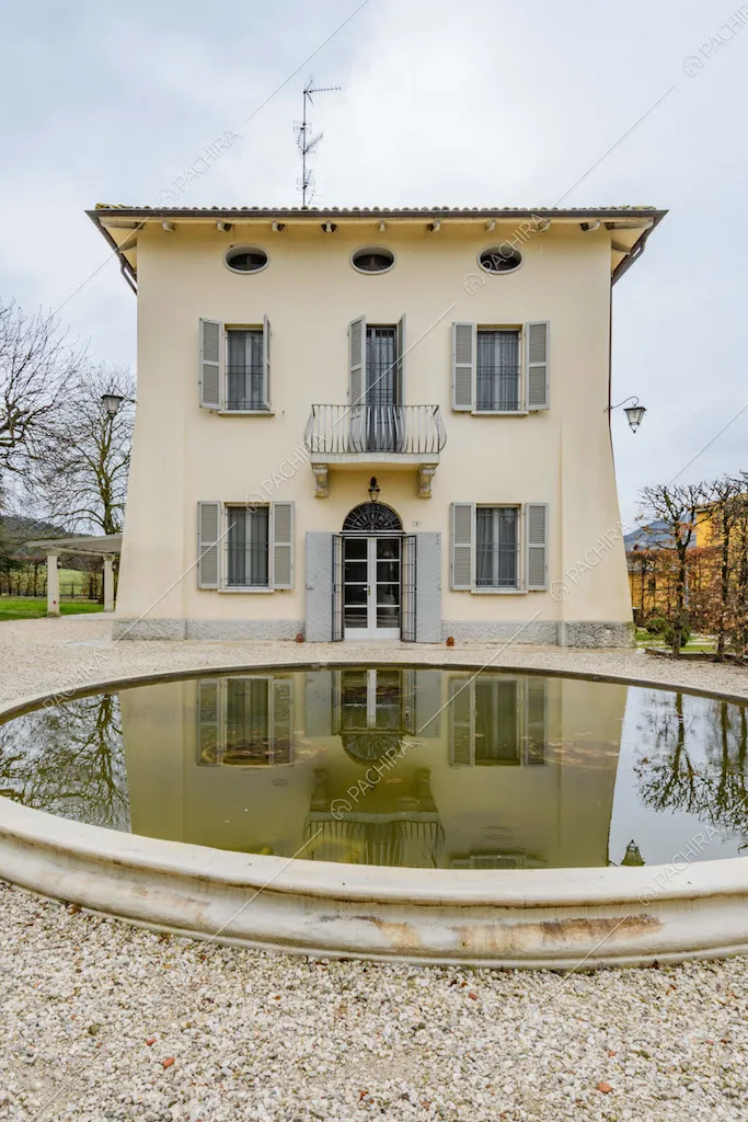 Fontana circolare nel giardino con pavimentazione in ciottolato