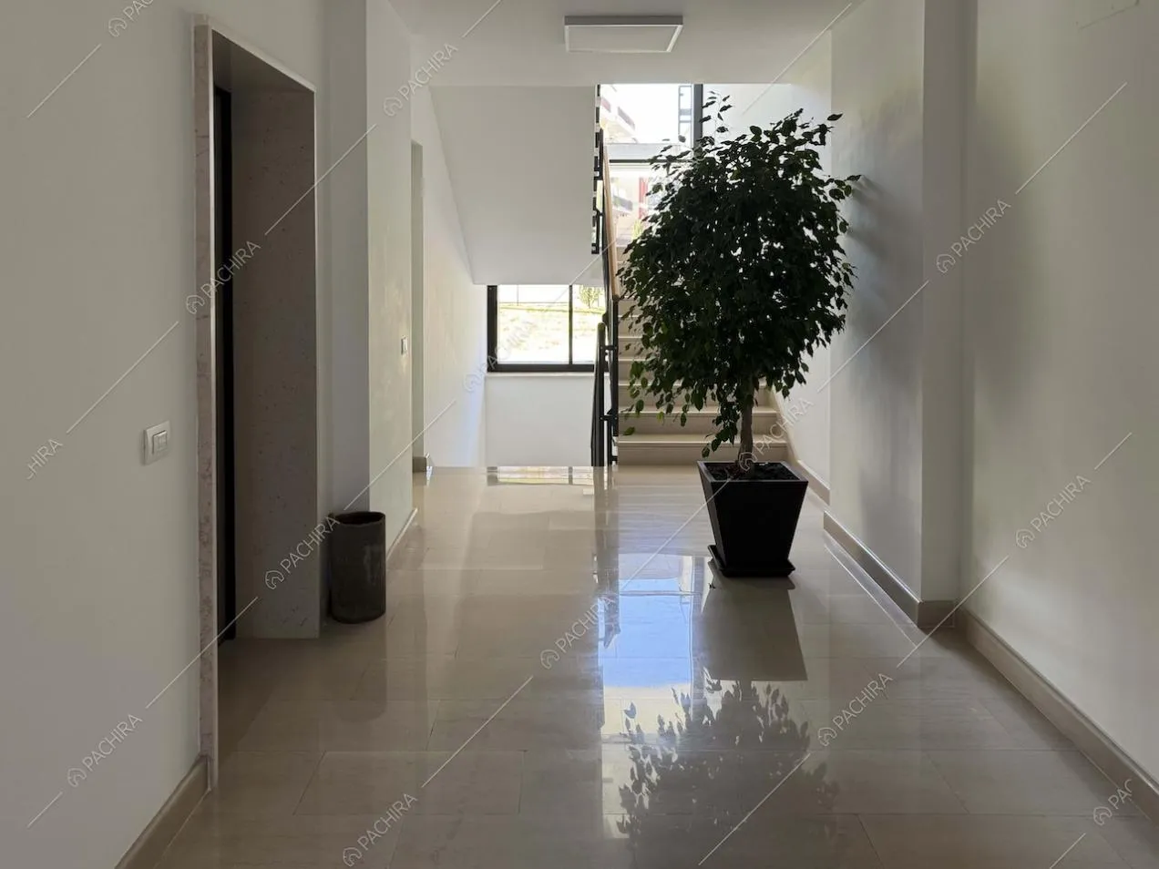 Pianerottolo dell'appartamento Gesso, location in stile contemporaneo a Milano