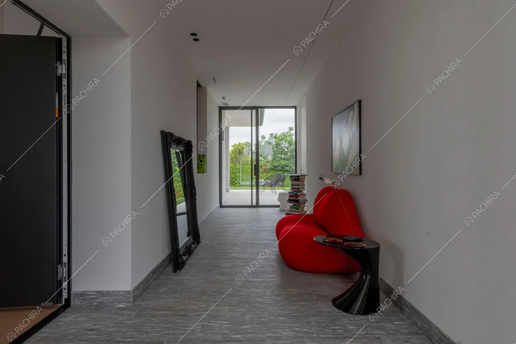 Corridoio con pareti bianche della villa Ladoga, location in stile contemporaneo a Varese