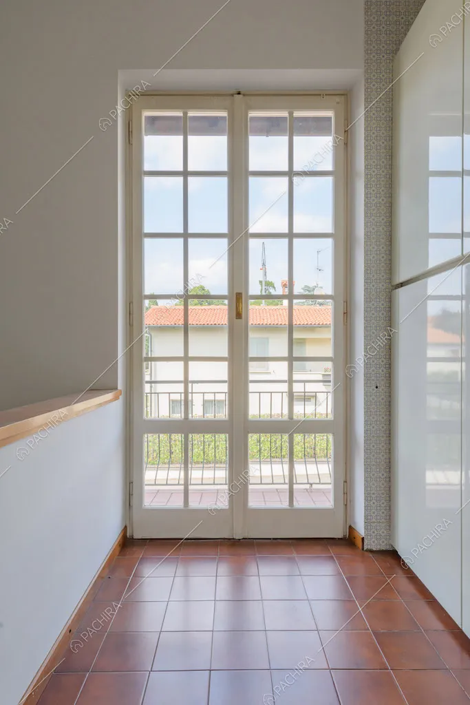 Porta-finestra bianca per accedere alla terrazza