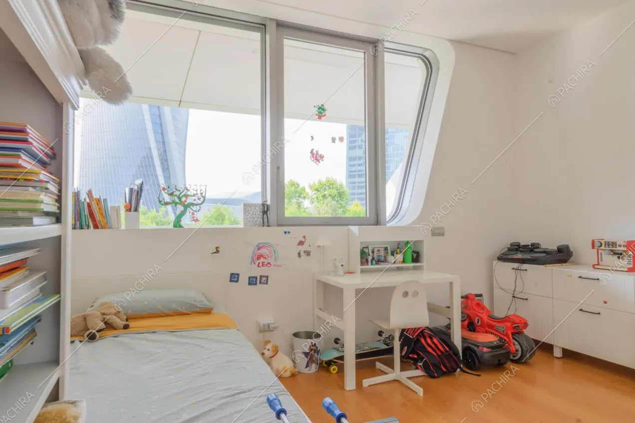 Camera da letto dei bambini con pavimento in parquet, vetrata e pareti bianche
