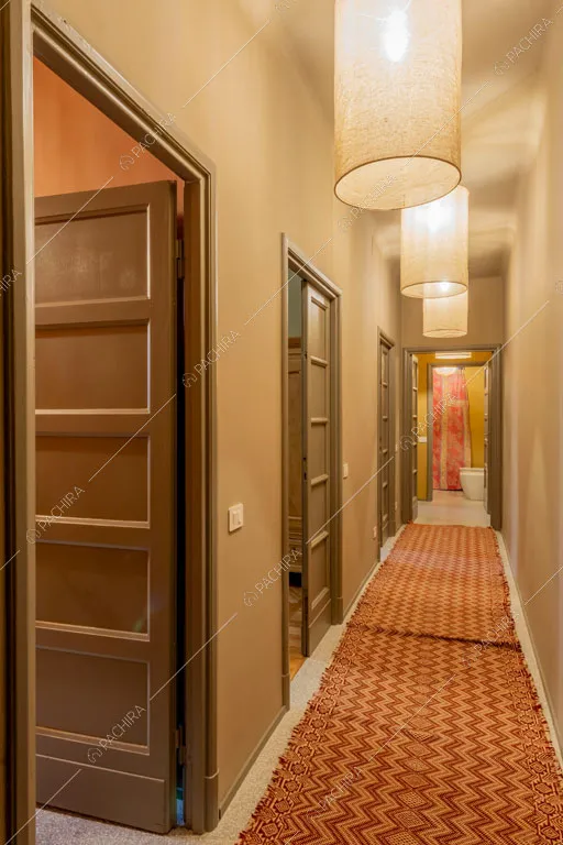 Corridoio dell'appartamento Indo, location in stile contemporaneo a Milano