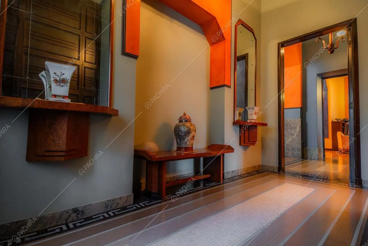 Corridoio della villa Adamite, location in stile classico a Savona