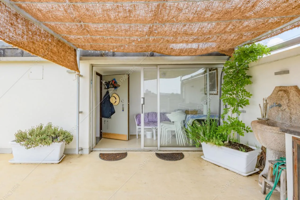 Dalla terrazza vista sulla porta-finestra scorrevole