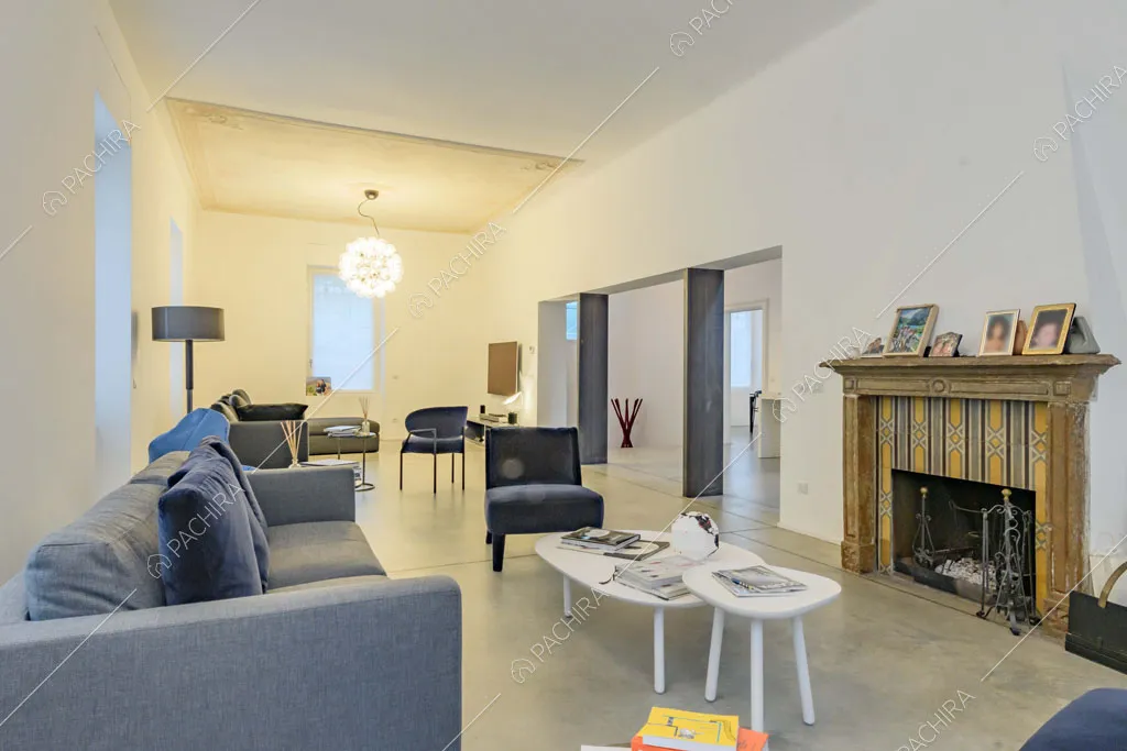 Camino antico délabré con decorazioni gialle nella zona living con pareti bianche 