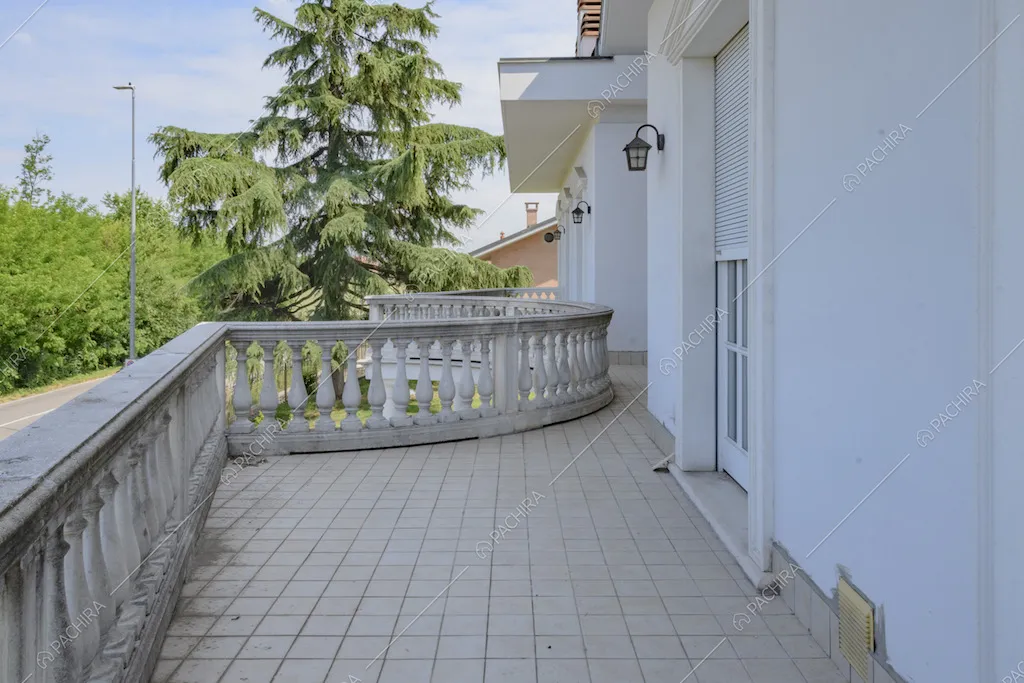 Terrazza con pavimento rivestito in piastrelle e balaustra con colonnine
