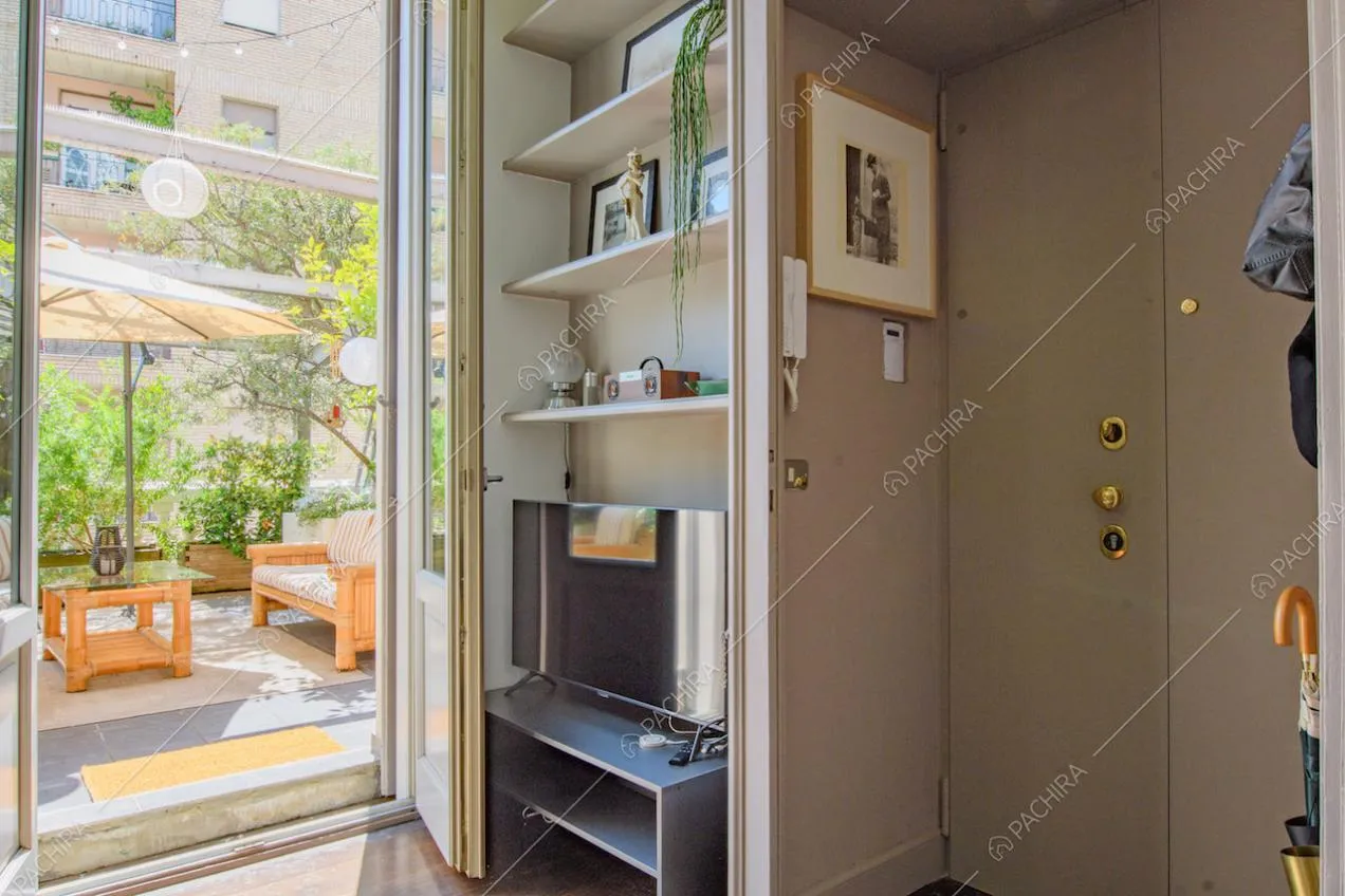 Porta-finestra per accedere alla grande terrazza con ombrellone