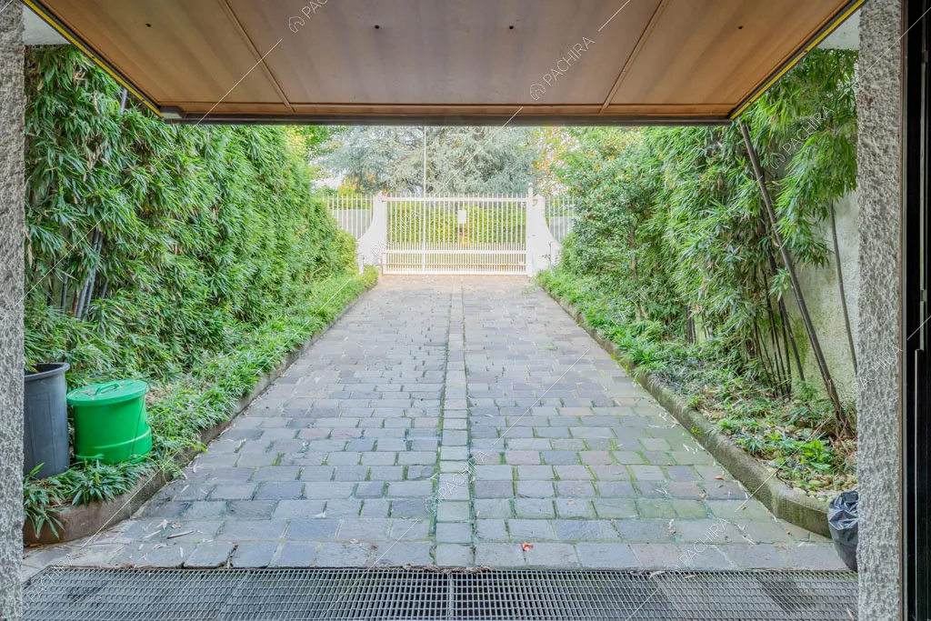 Vialetto della villa Ararat, location in stile classico a Milano