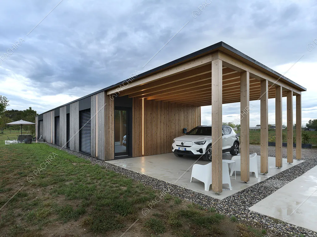 Veranda usata come parcheggio coperto dal soffitto in travi in legno a vista