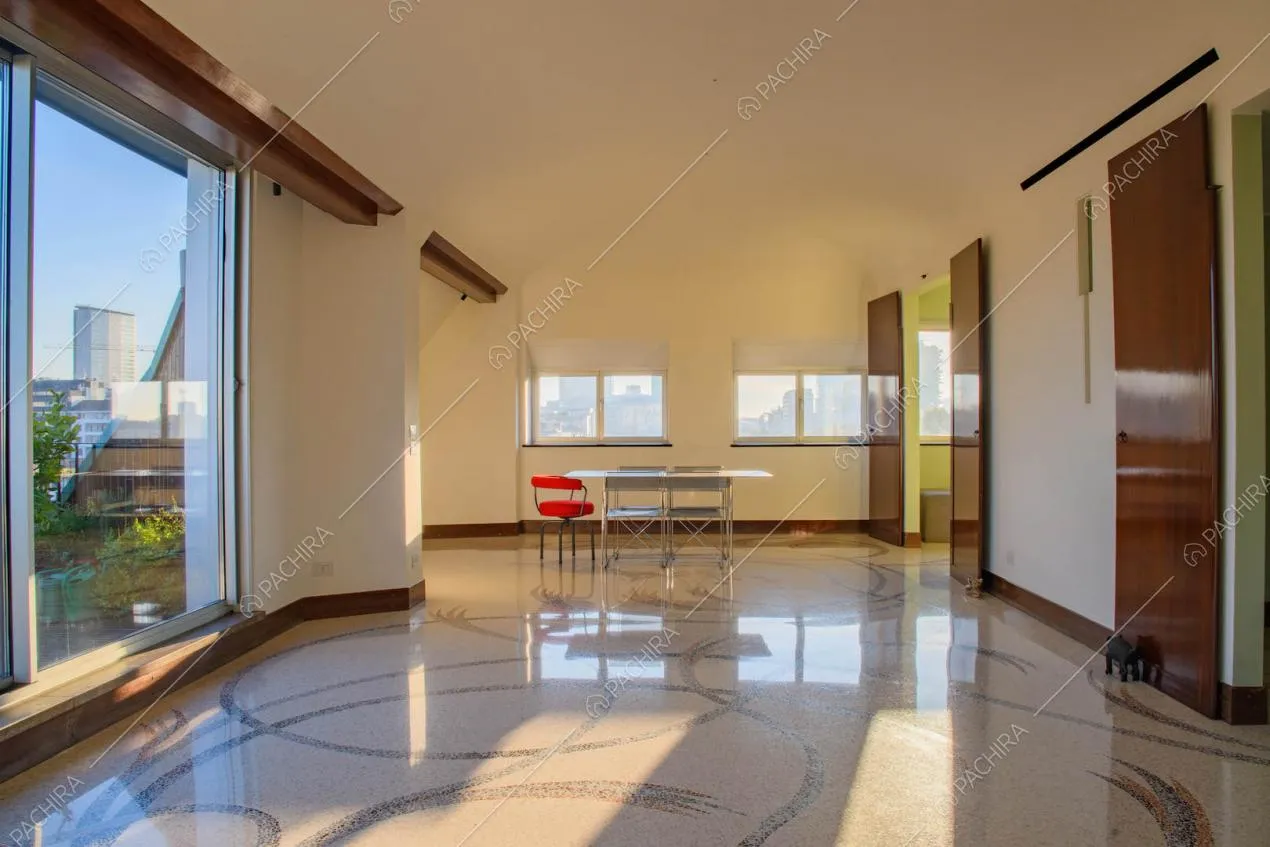 Grande sala con pavimento in marmo e porta-finestra scorrevole per accedere alla terrazza