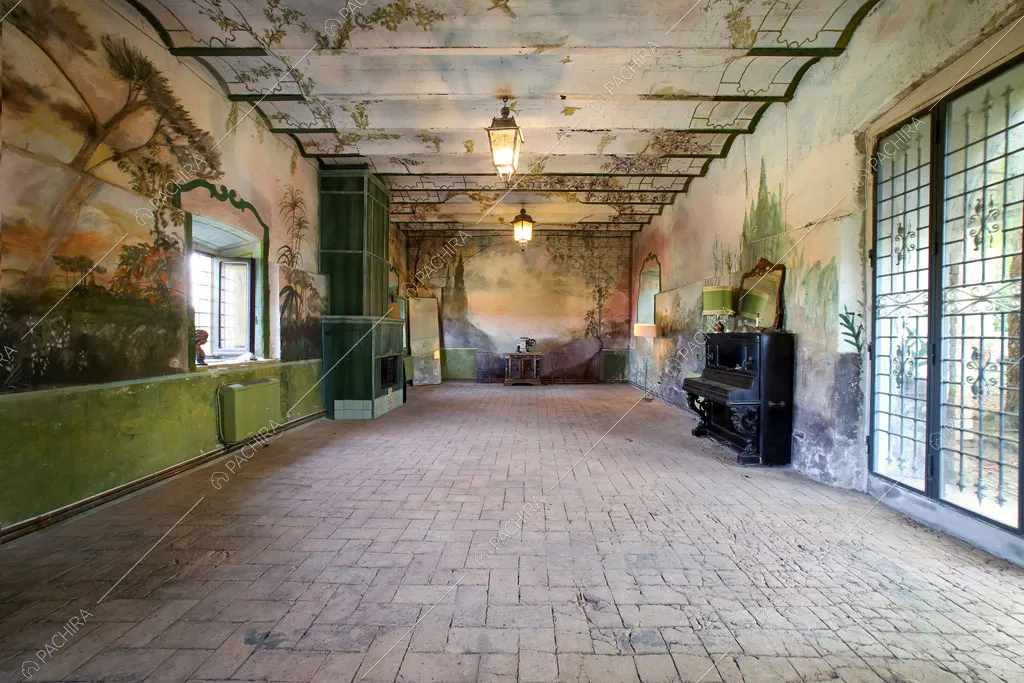 Pavimento in cotto nella grande sala con pianoforte a muro e pareti e soffitto affrescati