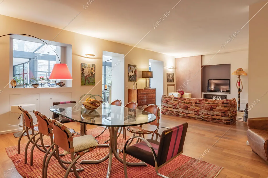 Zona living dalle pareti bianche dell'appartamento Catalpa, location in stile moderno a Roma