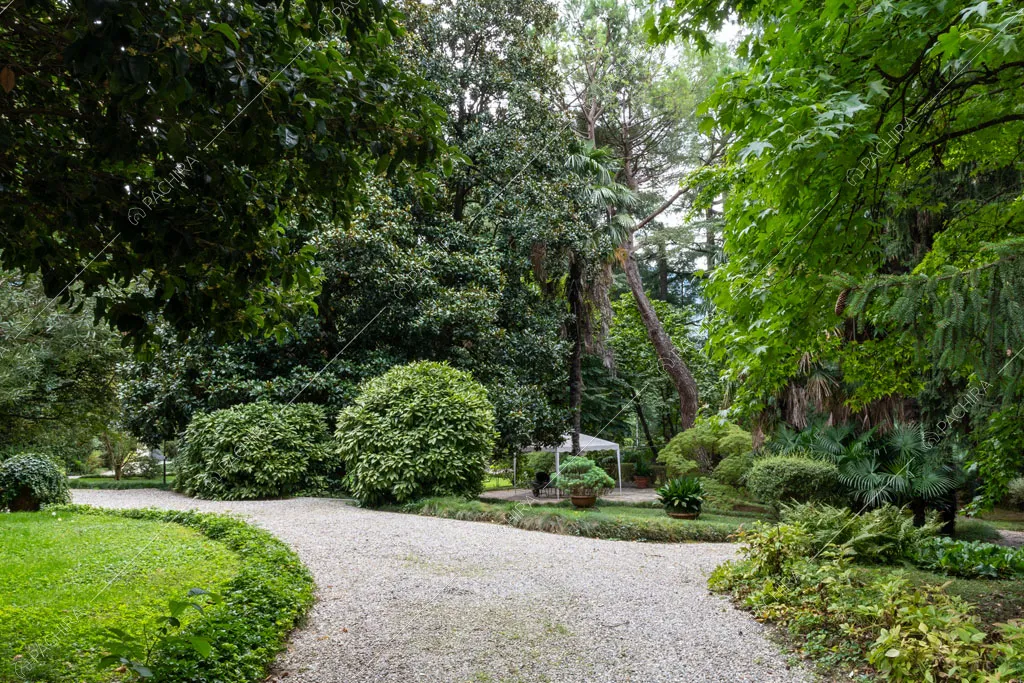 Vialetto della dimora storica Taurus, location in stile classico a Lecco