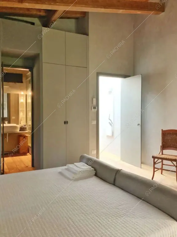 Camera da letto della villa Giba, location in stile moderno a Latina