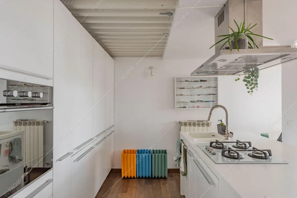 Fornelli a gas nella cucina del loft Cardamomo, location in stile contemporaneo a Milano