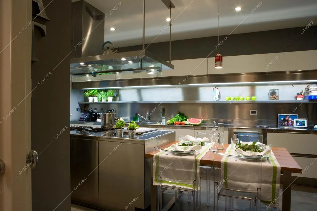 Cucina industriale della villa Cucamelon, location in stile moderno a Prato