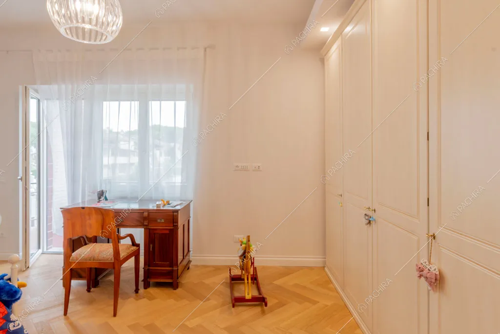 Luminosa camera da letto dei bambini della villa Murray, location in stile contemporaneo a Roma