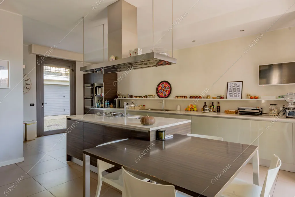 Cucina della villa Darling, location in stile contemporaneo a Monza