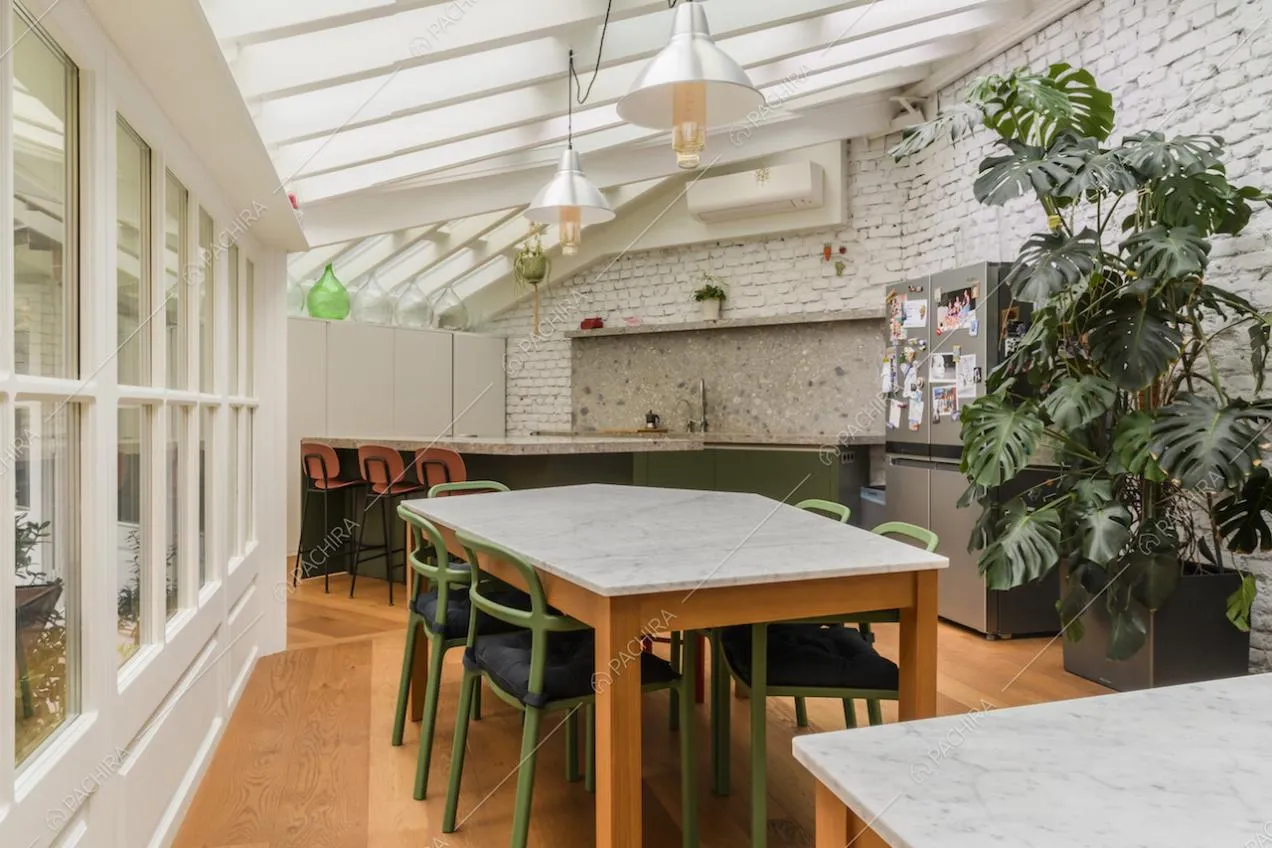Sala da pranzo con vetrata a soffitto e infissi bianchi