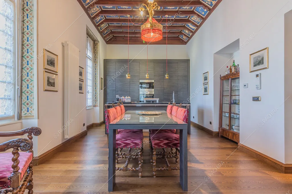 Sala da pranzo con cucina a vista della dimora storica Chewe, location in stile contemporaneo a Lecco