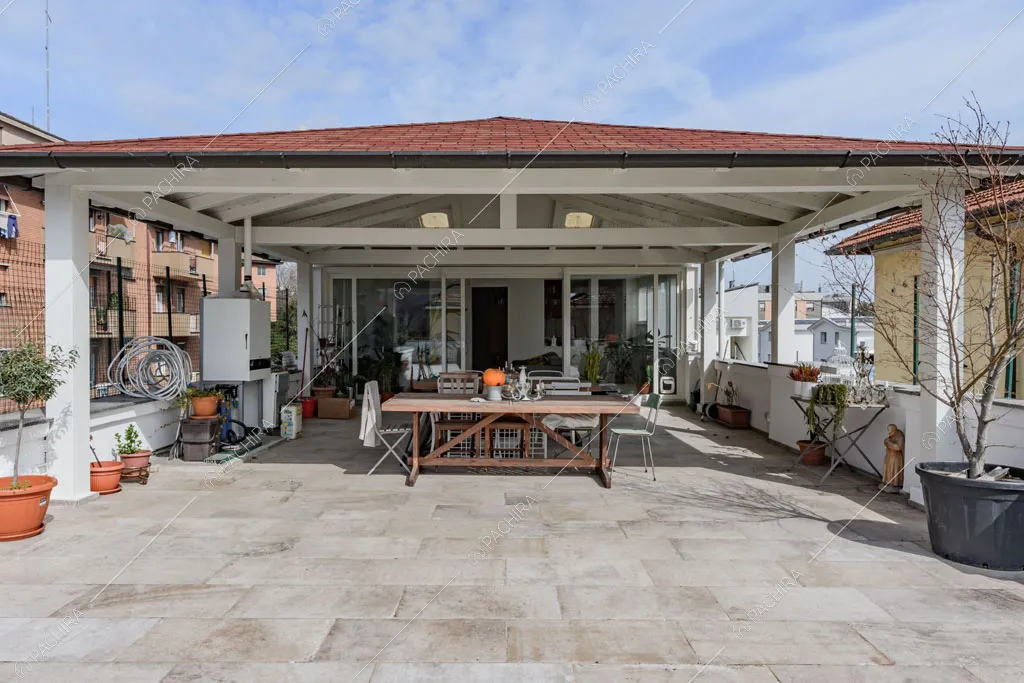 Terrazza con veranda dell'appartamento Papagayo, location in stile contemporaneo a Milano