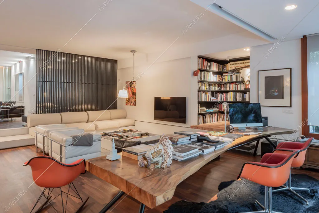 Zona ufficio nella sala dell'appartamento Carpentaria, location in stile contemporaneo a Roma